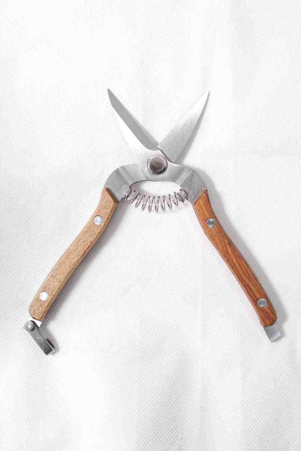 Pruning Scissor Wooden And SK5 - Image 4